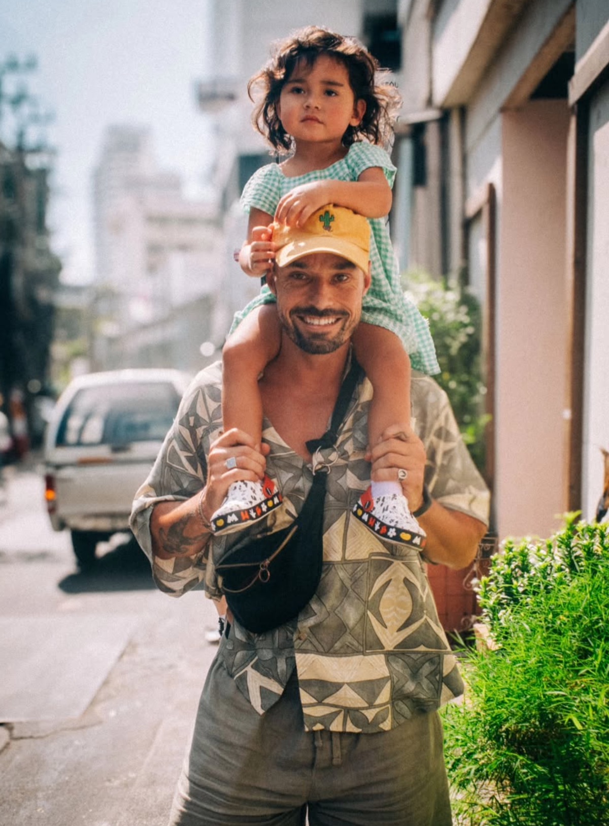 Simen smiling with his daughter sitting on his shoulders